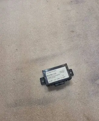 Audi A8 S8 D2 4D Alarm control unit/module 8L0951173