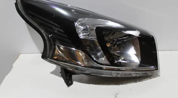 Opel Vivaro Headlight/headlamp 260104643R