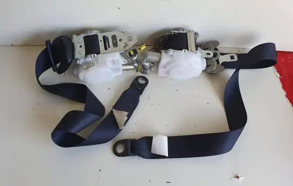 Toyota Avensis T270 Set of seat belts 7p2510p 7p1510p