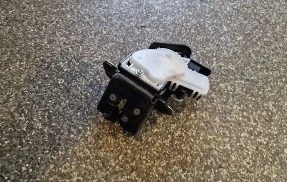 Mazda CX-5 Loading door lock 