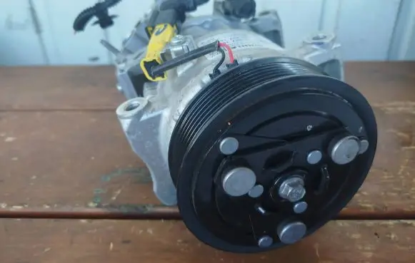 Citroen C5 Aircross Air conditioning (A/C) compressor (pump) 9833718880