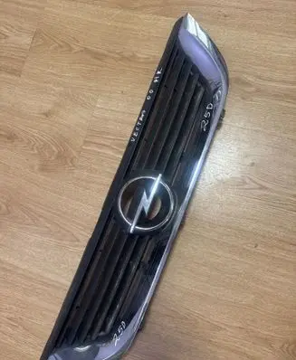 Opel Vectra B Front bumper upper radiator grill 09152352