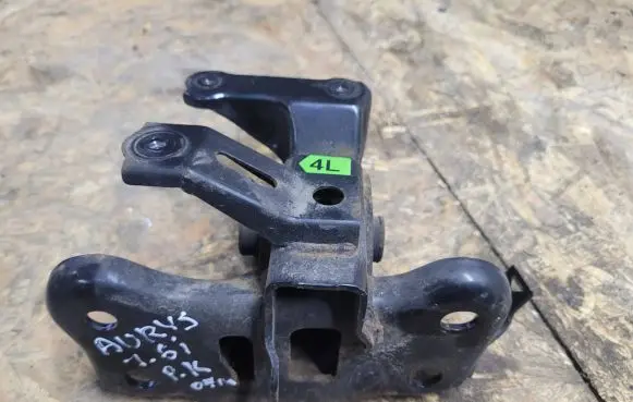 Toyota Auris 150 Engine mount bracket