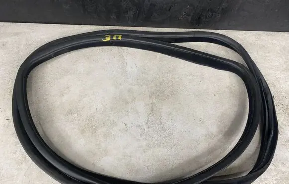 Volvo XC90 Rear door rubber seal (on body)