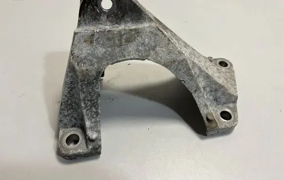 Engine mounting bracket