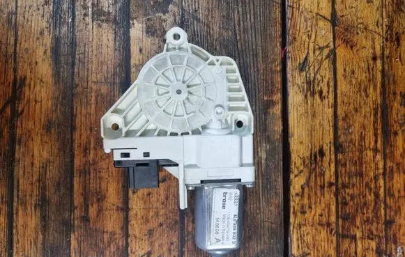 Audi Q7 4L Front door window regulator motor 4L0959802B