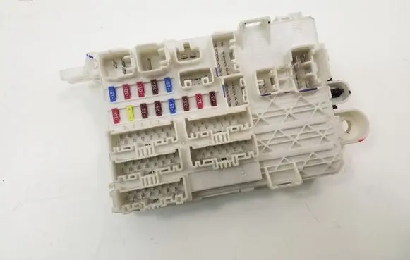 Toyota Hilux (AN10, AN20, AN30) Fuse module 827300K030