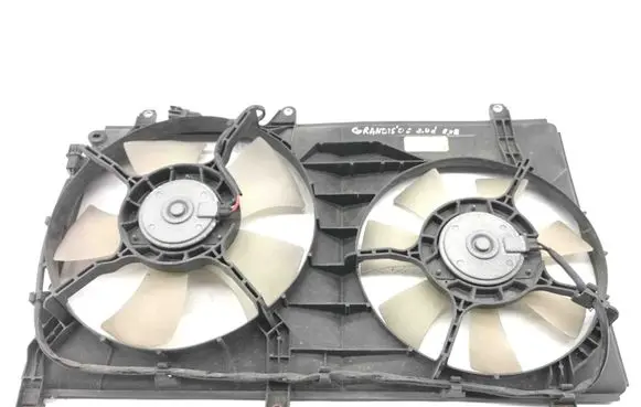 Radiator cooling fan shroud