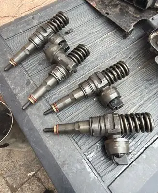 Volkswagen Caddy Fuel injectors set 038130073AG