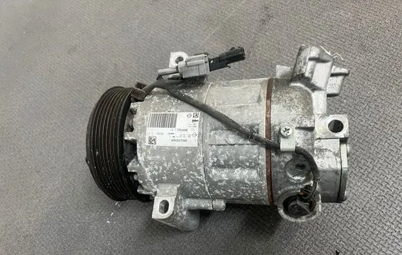 Renault Clio IV Air conditioning (A/C) compressor (pump) 926000734R T72634BB 7104913498