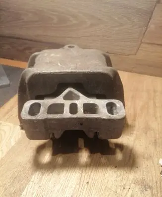 Volkswagen Golf IV Engine mount bracket