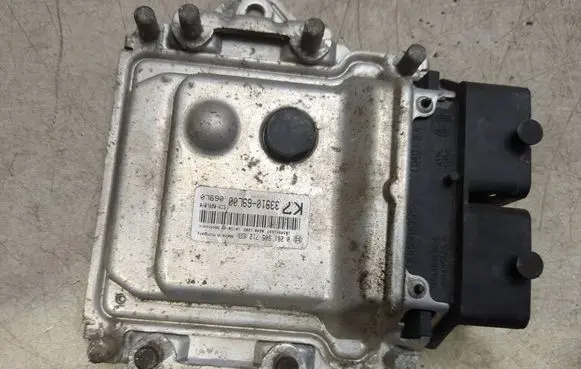 Suzuki Swift II Engine control unit/module 0261S05712 3391069L00 1639541527