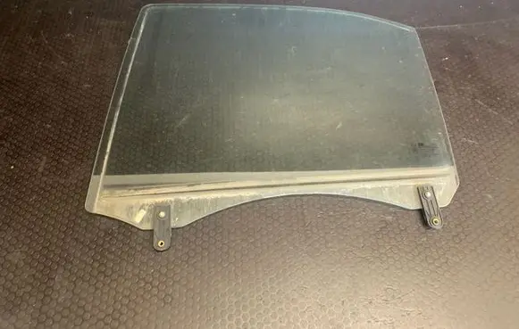 KIA Sorento Rear door window glass A004314 43R00240 DOT184AS2M435