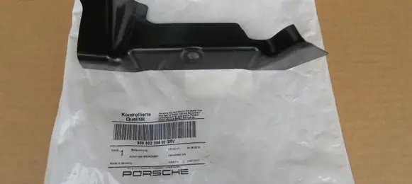 Porsche Cayenne (9Y0 9Y3) Fender mounting bracket 95880239800 95880239800GRV