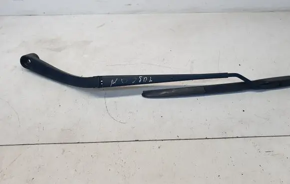 Hyundai Tucson TL Front wiper blade arm T8880