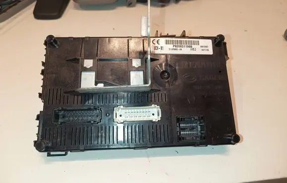 Renault Clio II Comfort/convenience module P8200311988 00013937 216759028A