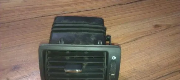 Ford Mondeo Mk III Dash center air vent grill nenustattyta
