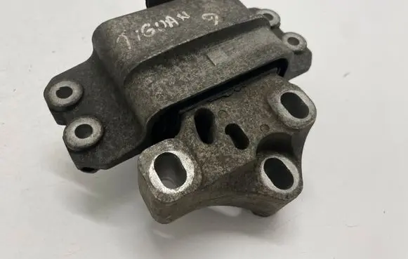 Volkswagen Tiguan Engine mount bracket 5N0199565