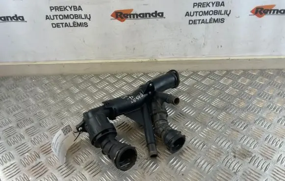 Volkswagen PASSAT B8 Engine coolant pipe/hose 04L121111