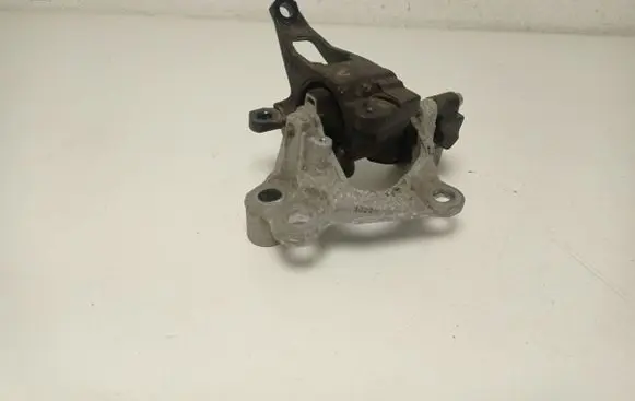 Mazda CX-5 Engine mount bracket