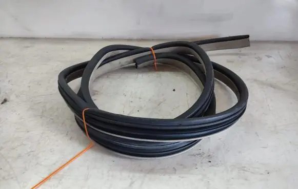 Chrysler Grand Voyager V Rear door rubber seal (on body) 