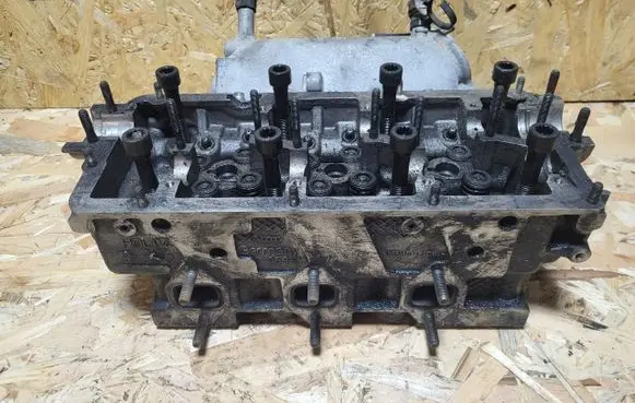 Volkswagen PASSAT B5.5 Engine head 