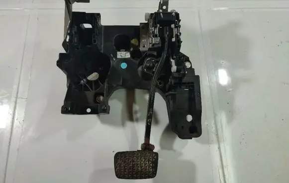 Opel Insignia A Clutch pedal 13219223