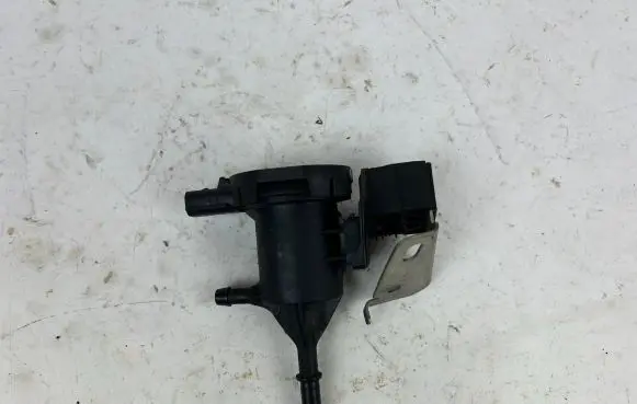 Mercedes-Benz E AMG W212 Vacuum valve A0014760532 1824A