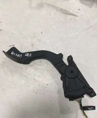 Accelerator throttle pedal