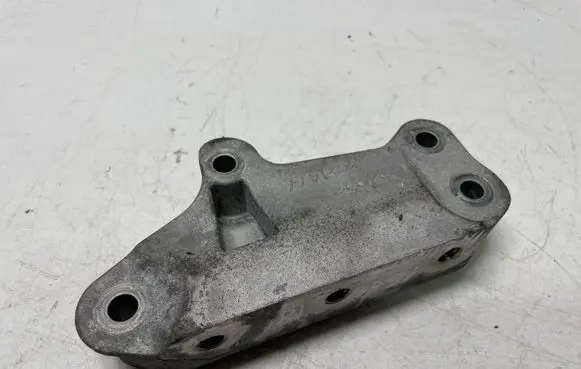 Opel Insignia B Engine mounting bracket 84221477