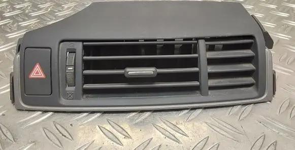 Toyota Verso Dash center air vent grill 556700F030