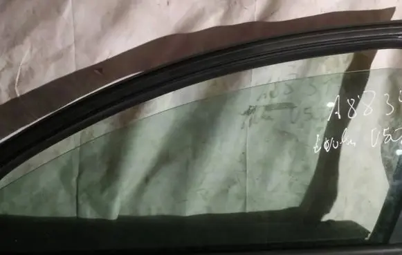 Volvo V50 Front door window glass four-door
