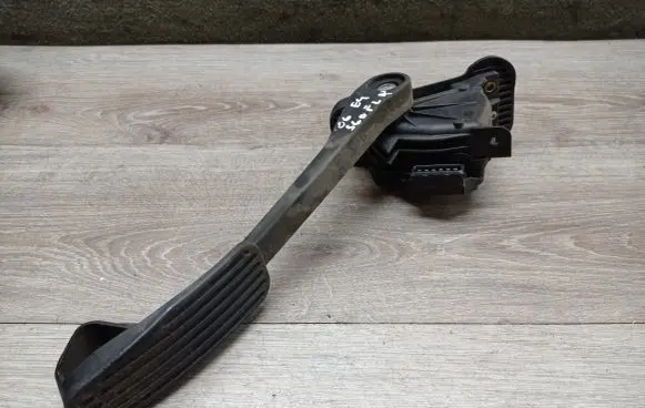 Volvo S60 Accelerator throttle pedal 6PV00853713 30683514