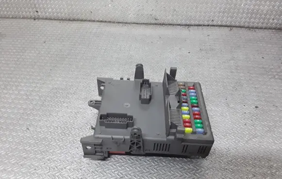 Renault Espace - Grand espace IV Fuse module 8200004201E
