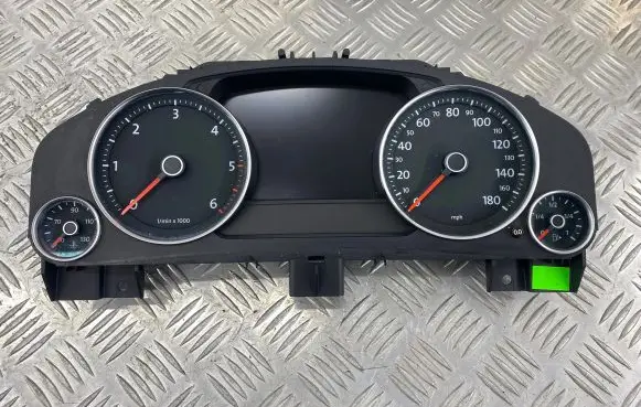 Volkswagen Touareg II Speedometer (instrument cluster) 7P6920981 63677032