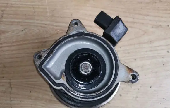 Volkswagen Tiguan Water pump 03C880727D