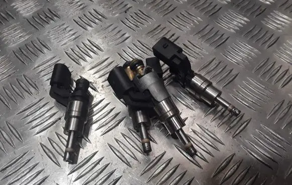 Volkswagen Golf V Fuel injector 03C906036A 0261500016