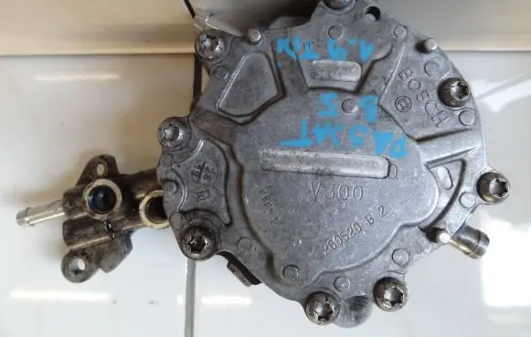 Volkswagen PASSAT B5.5 Vacuum pump 260520B2