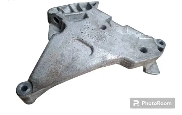 Engine mounting bracket