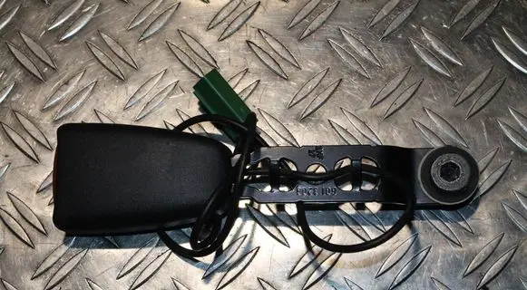 Volvo XC90 Front seatbelt buckle 6841697