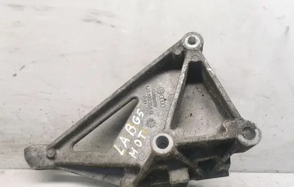 Engine mounting bracket