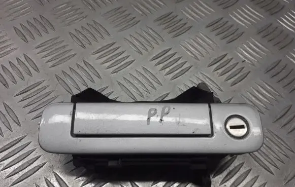 Audi 80 90 S2 B4 Front door exterior handle/bracket 