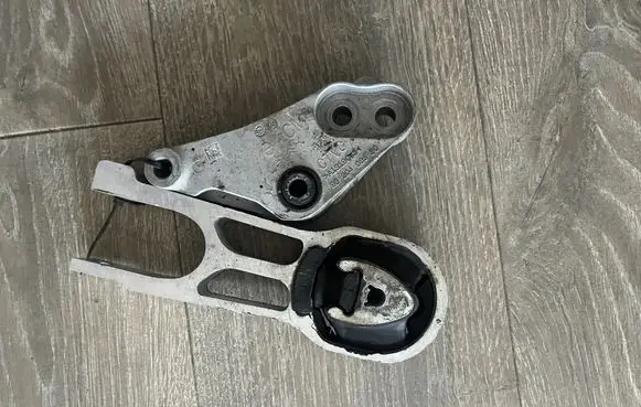 Opel Mokka B Engine mount bracket 9826463580