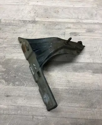Volkswagen Caddy Fender mounting bracket 1T0821135 1T0821133