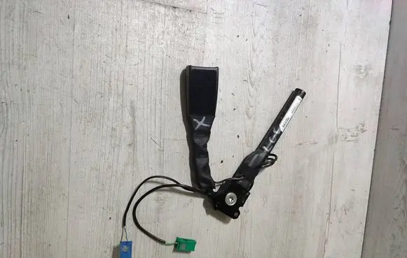 Opel Corsa E Front seatbelt buckle 13427748 00182701303 46115000650