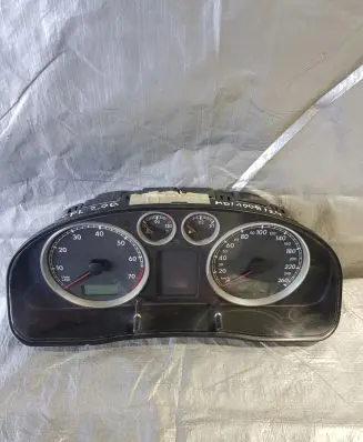Volkswagen PASSAT B5.5 Speedometer (instrument cluster) 3B0920807