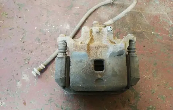 Nissan Juke I F15 Front brake caliper