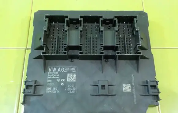 Volkswagen Scirocco Central body control module 5K0937086C