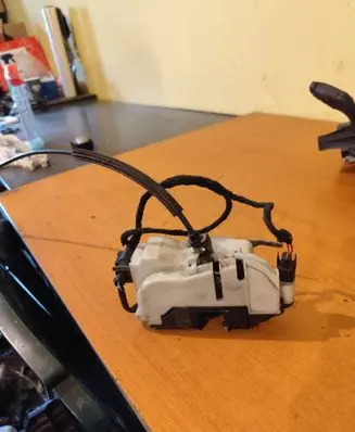 Seat Ibiza III (6L) Front door lock 6K4837016D