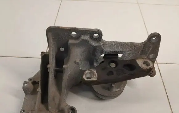 Nissan Qashqai Engine mount bracket 11220JD700